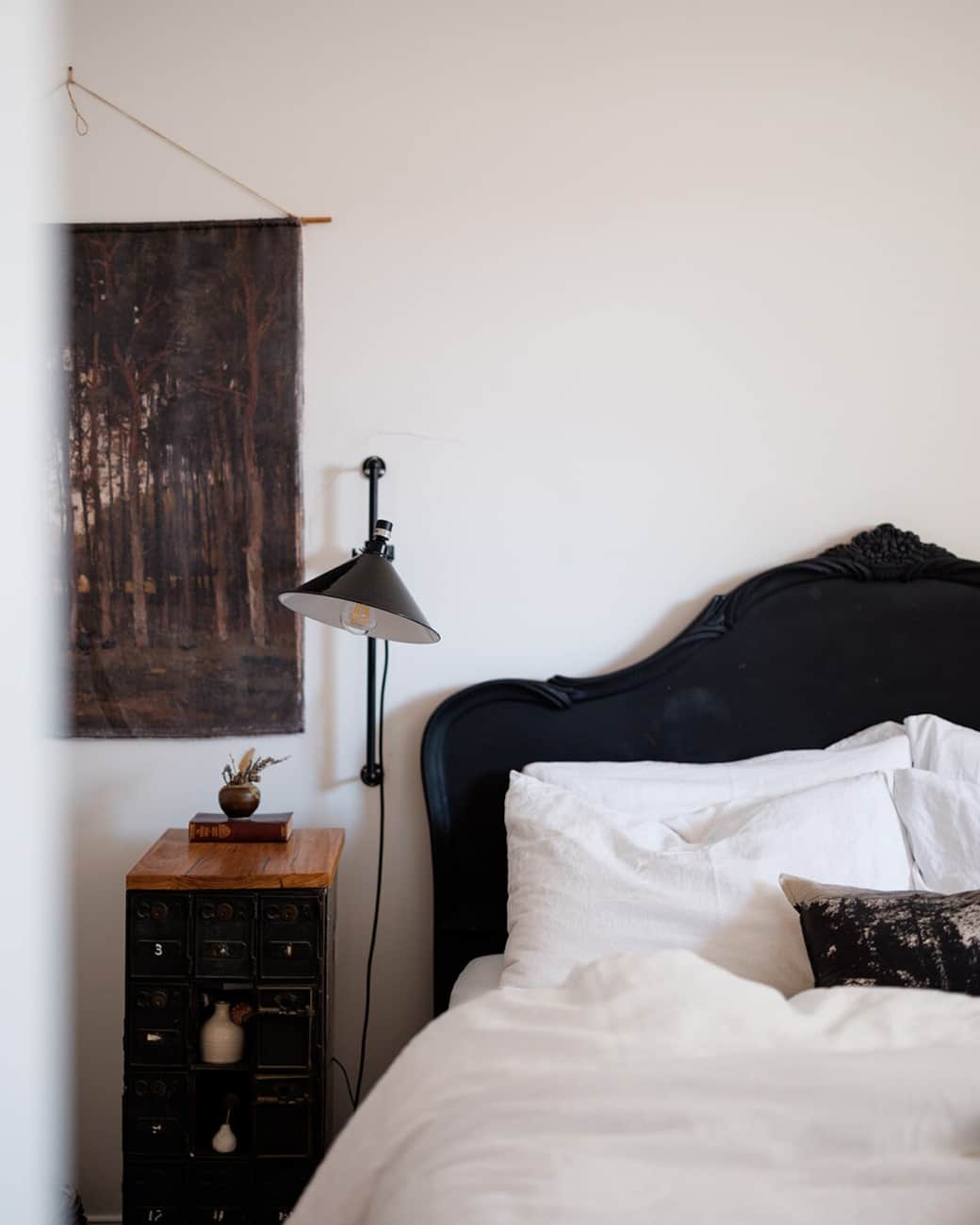 Pickett's cottage - The bedroom is all about snuggling. The bed is dressed in beautiful, soft white linen sheets that make it genuinely hard to get up in the morning. Pickett's cottage - The bedroom is all about snuggling. The bed is dressed in beautiful, soft white linen sheets that make it genuinely hard to get up in the morning.