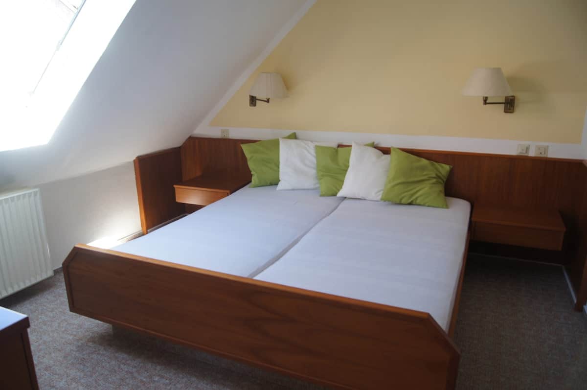 Das Schlafzimmer des 27qm großen Appartements im Dachgeschoss