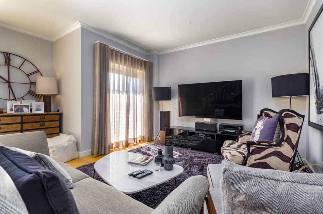Elegant main space with large sofa and TV, ideal for group entertainment