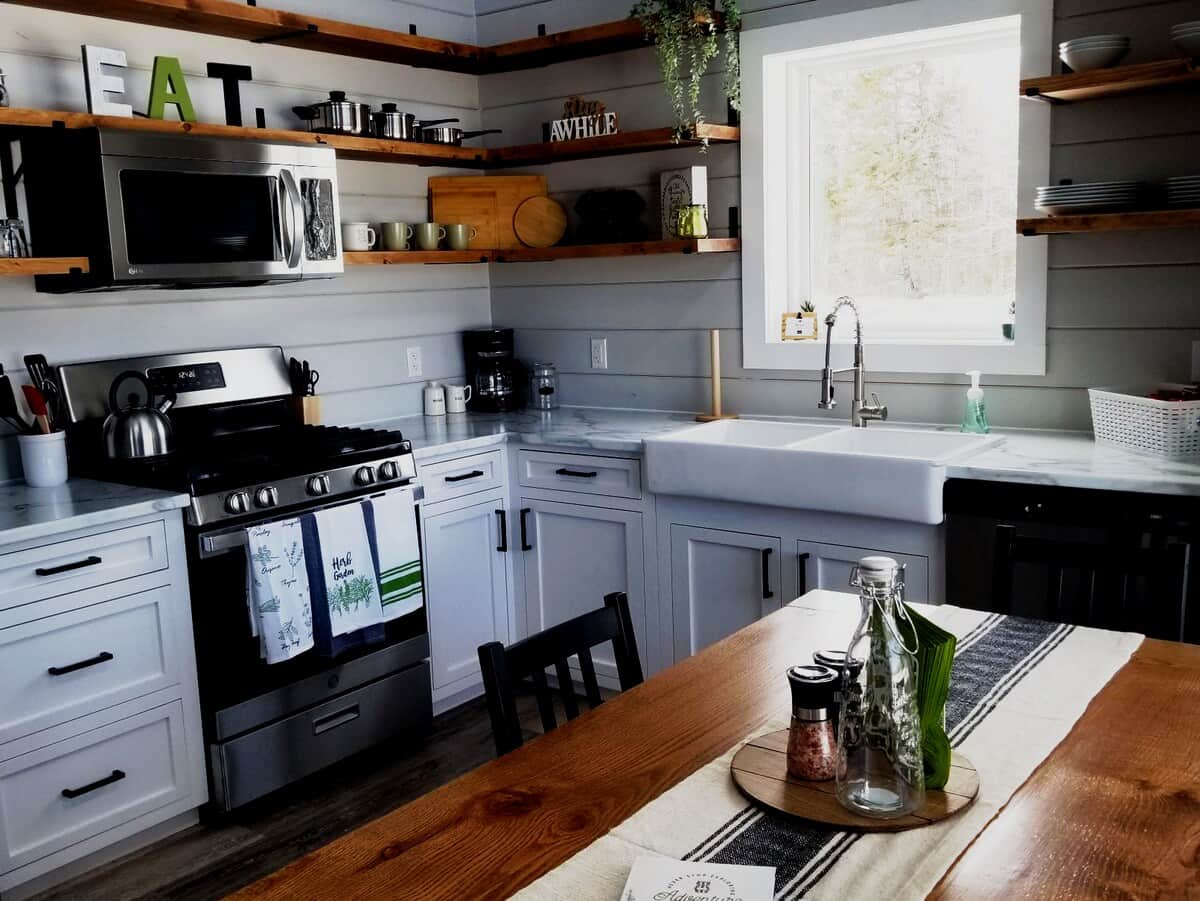 Fully equipped kitchen great for dining in and getting that quality time together. 