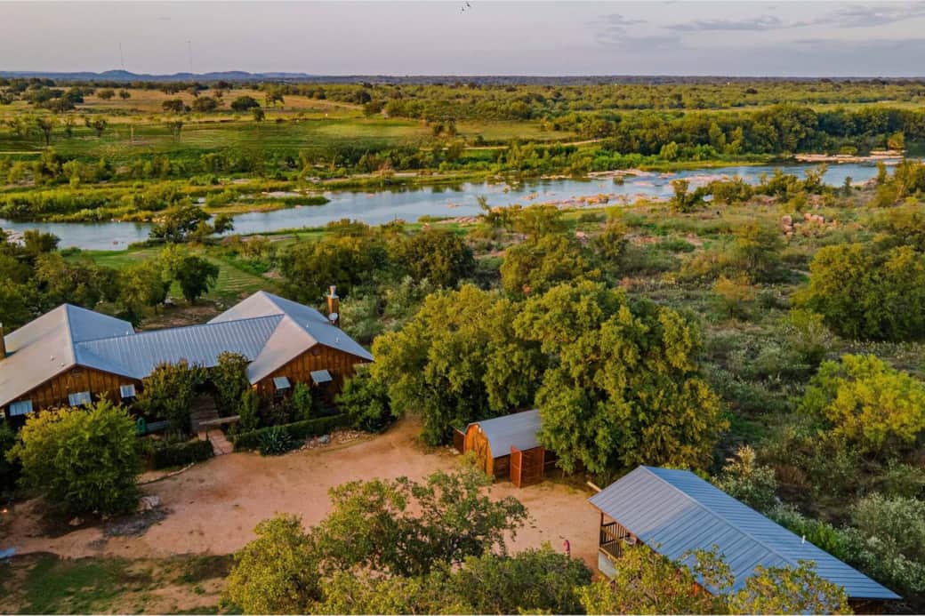 A stay at El Castell includes the 2 main cabins C+D facing the river on 4 acres along the Llano River with 200 feet of private waterfront on the Llano River 