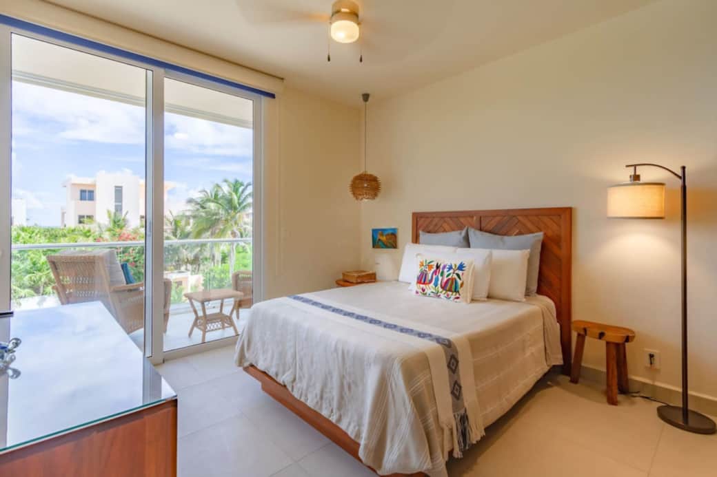 Ocean serenity: Awake to rhythmic waves, queen-bed haven, endless horizon in every glance.