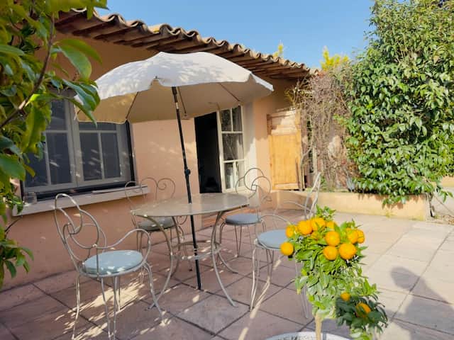 Brocante terrasse privée plein pied provence cigales