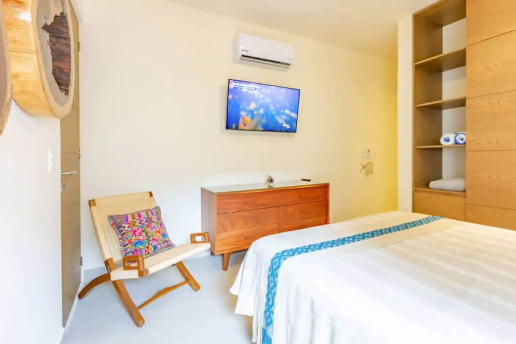 Corner comfort: Tranquil room, queen bed, sleek TV, spacious closet – your perfect retreat for rest.