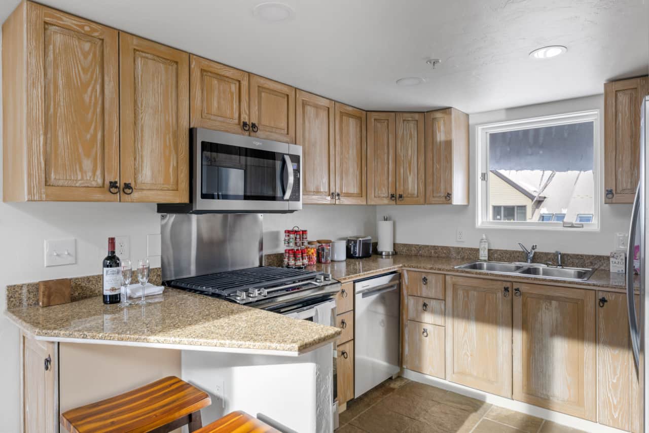 Full kitchen