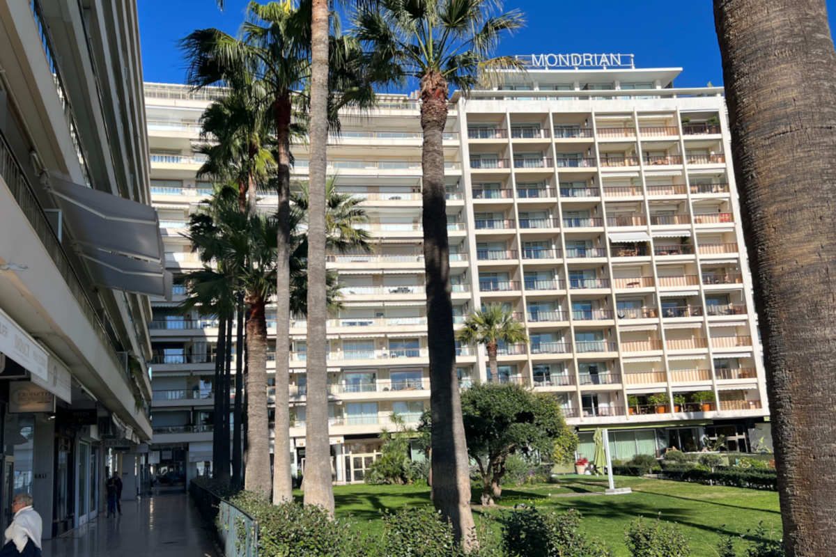 Cannes strand och Croisette — promenad