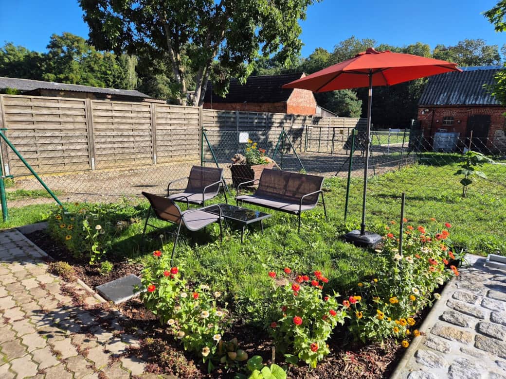 Sitzplatz mit Grill vor dem Haus