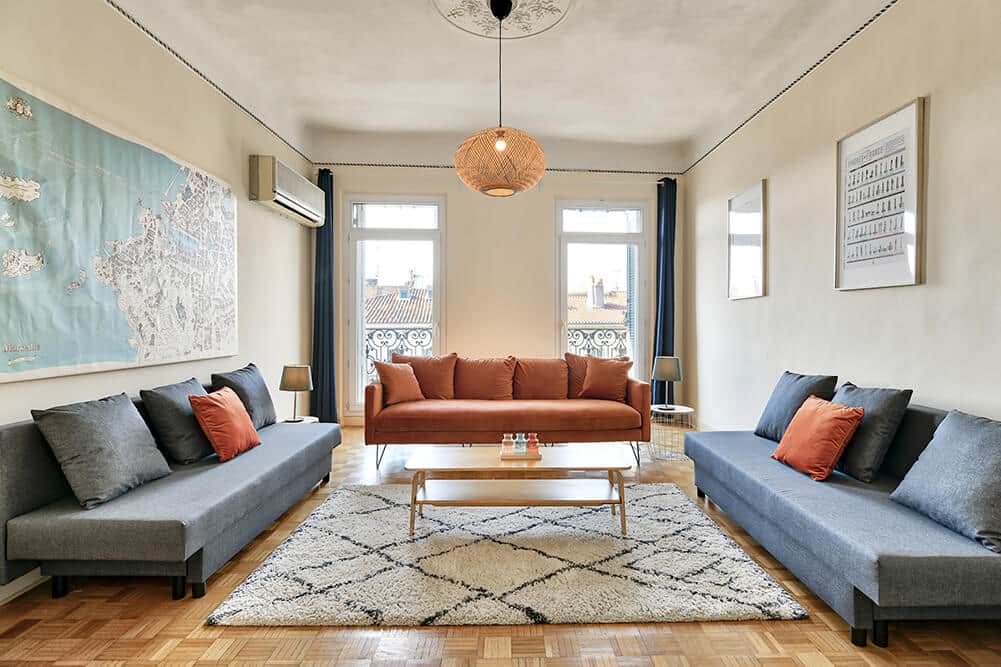 Large living room with 2 sofa beds