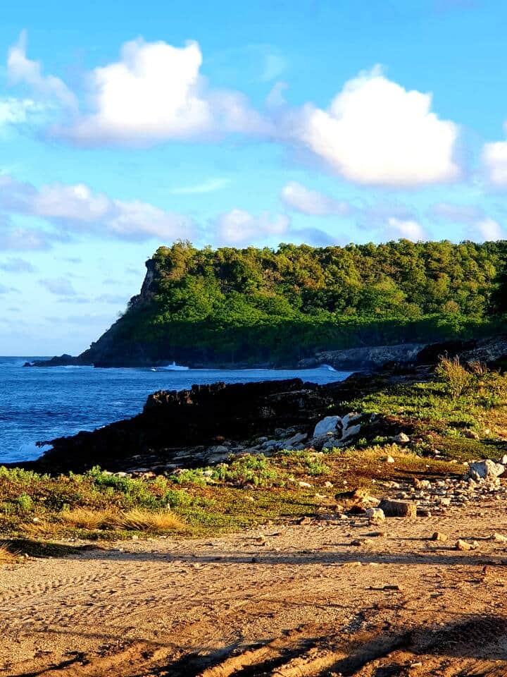 La partie ouest de la Désirade la pointe des Colibris. On y voit la Guadeloupe seulement à 9 km... La partie ouest de la Désirade la pointe des Colibris. On y voit la Guadeloupe seulement à 9 km...