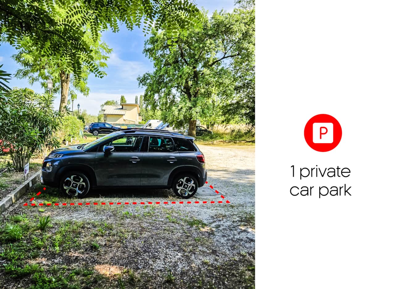Parcheggio privato per gli ospitiall'interno della corte del residence