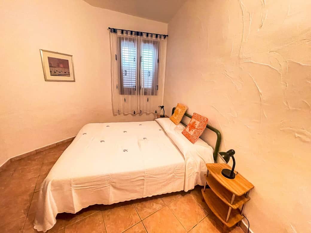 Letto matrimoniale convertibile in due letti singoli, perfetto per ospitare amici o parenti. Stanza intima e luminosa, ideale per un soggiorno funzionale e rilassante.