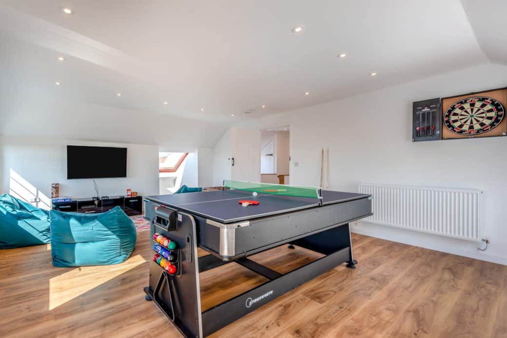 Games Room - PS4, netflix, pool, air hockey, table tennis, darts, twister, jenga, board games