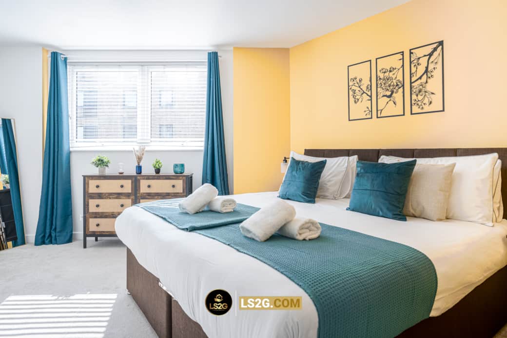 Bedroom 1 (En-suite) at LS2G Short Lets & Serviced Accommodation Bedroom 1 (En-suite) at LS2G Short Lets & Serviced Accommodation