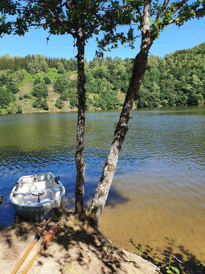 Profiter d'un gite bord de Lac, une île avec sa plage est accessible en 10 min de kayak