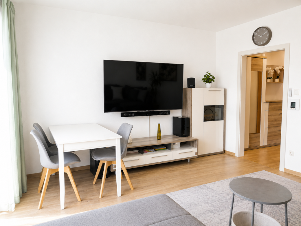 Smart TV mit Esstisch
