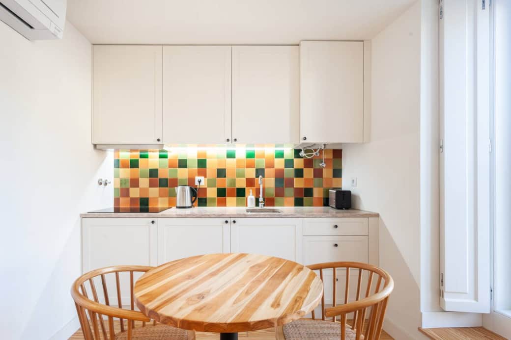 Hand painted tiles from an artisan studio in Azeitão decorate the back wall of the kitchen.