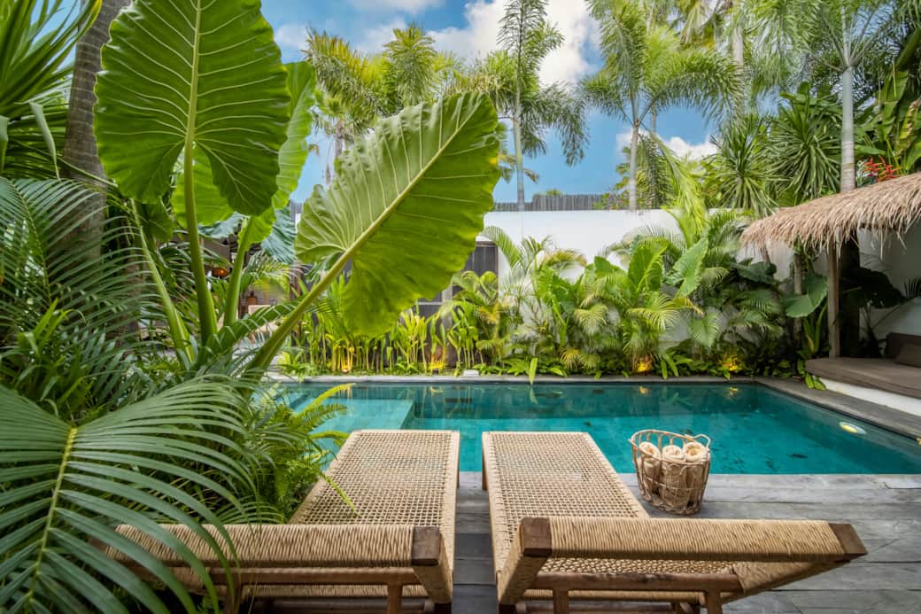 Piscine sunbed vue ciel VILLA YOGISURF 3 - Canggu- BALI Piscine sunbed vue ciel VILLA YOGISURF 3 - Canggu- BALI