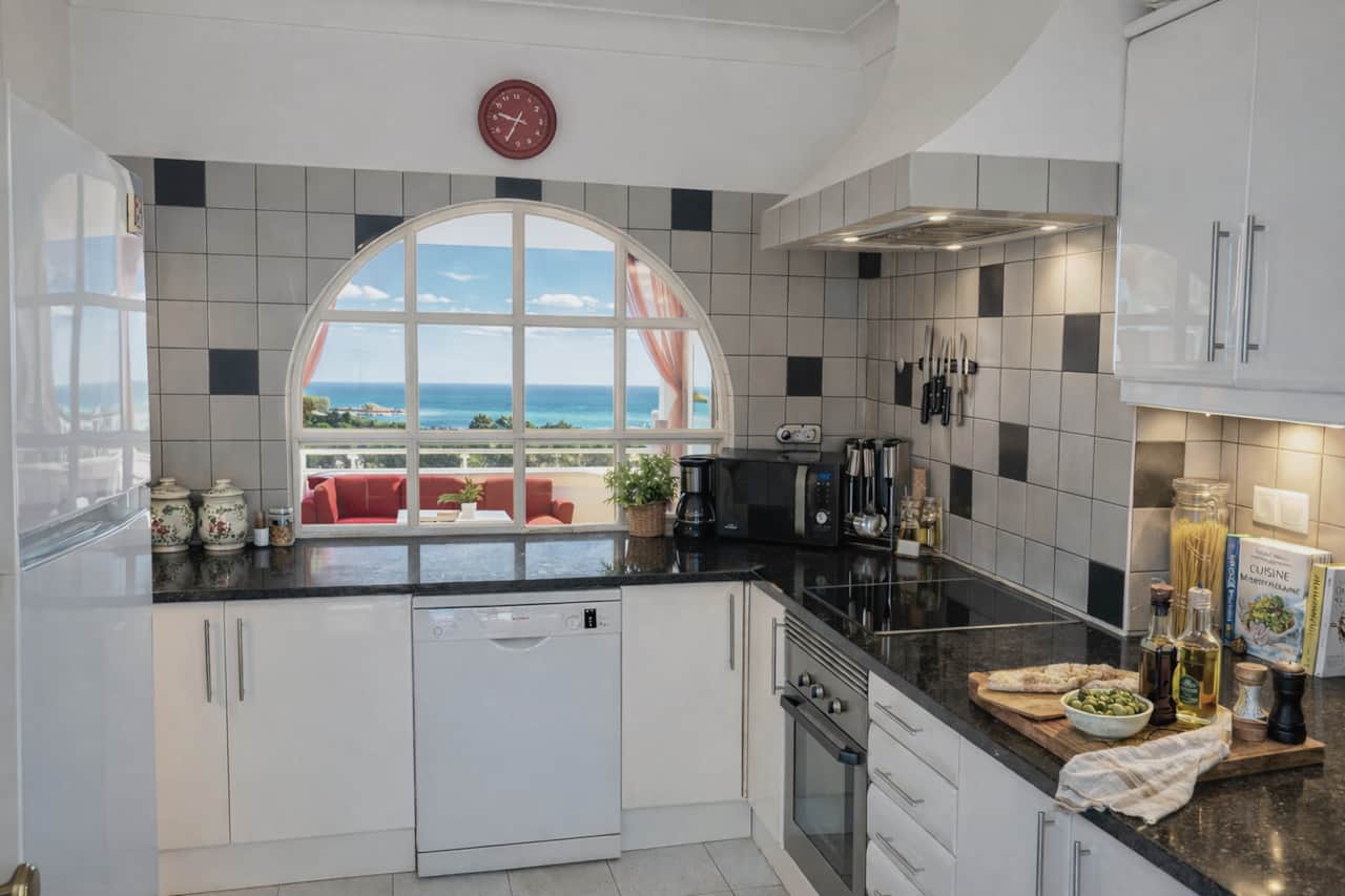 Kitchen with sea view through the arched window