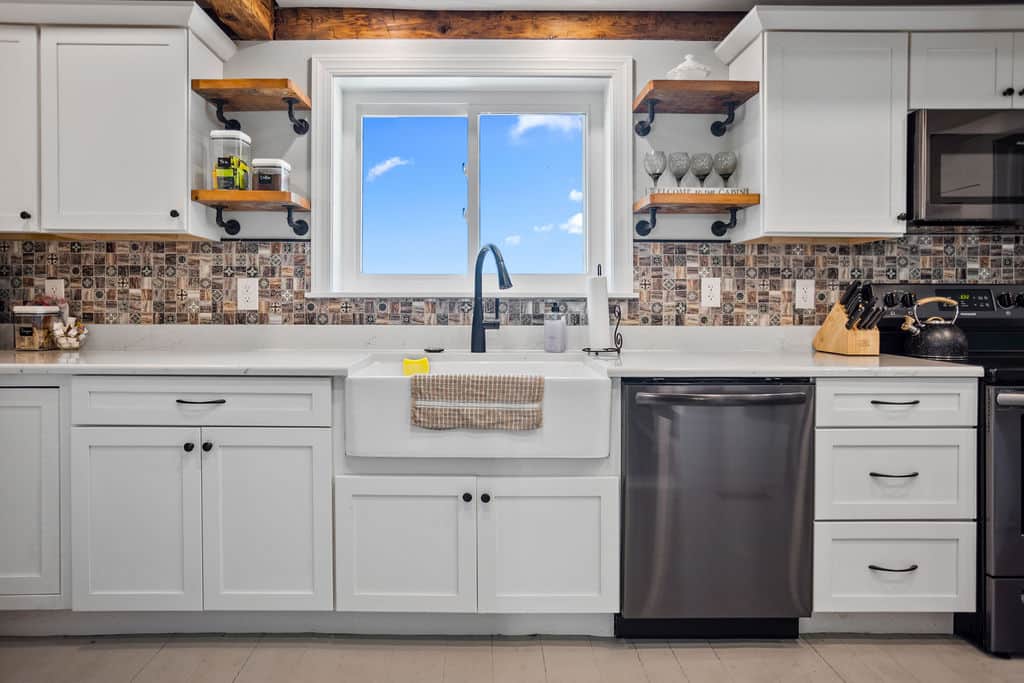 Fully equipped kitchen, coffee pot with cone filter.  