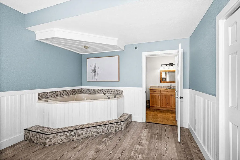 King Suite with Soaking Tub King Suite with Soaking Tub