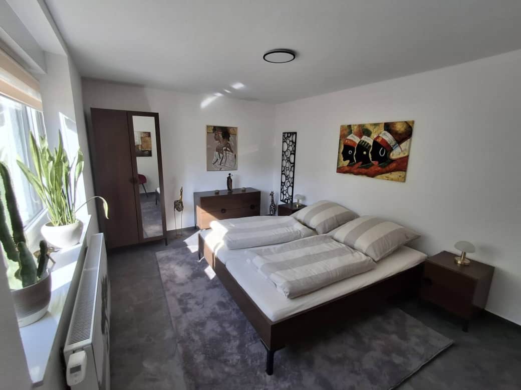 Das ruhige Schlafzimmer garantiert erholsame Nächte. 