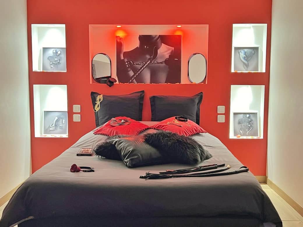 Profitez d’un espace confortable avec un lit central, des éléments décoratifs uniques et une atmosphère intime propice à la détente. Profitez d’un espace confortable avec un lit central, des éléments décoratifs uniques et une atmosphère intime propice à la détente.