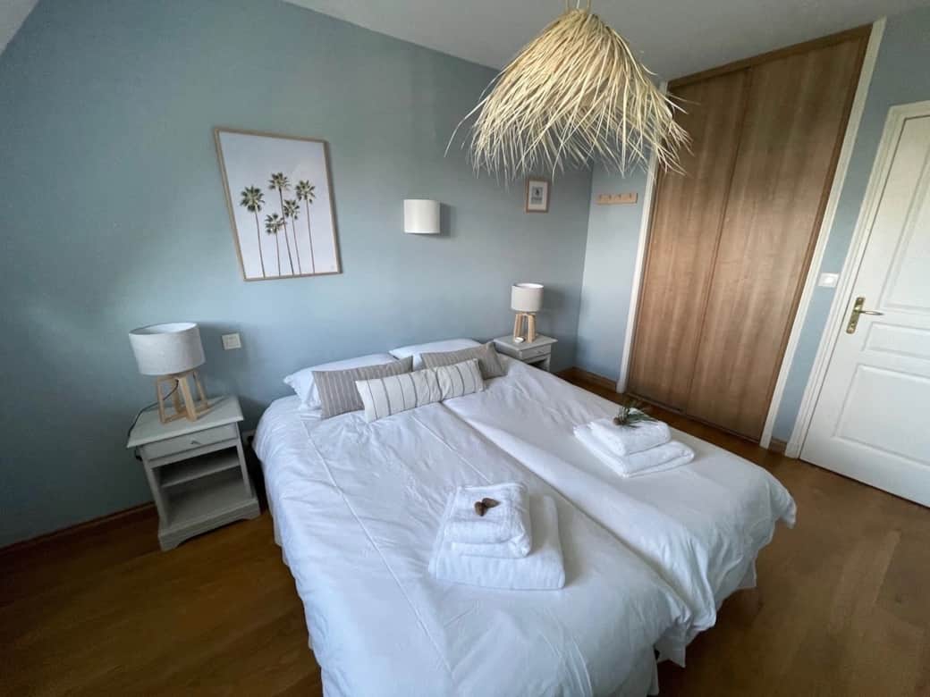 La première des quatre grandes chambres, toutes équipées de larges placards