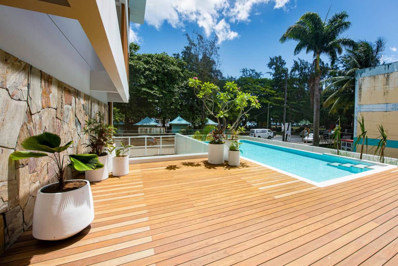 Pool area overlooking the public beach of Pereybère