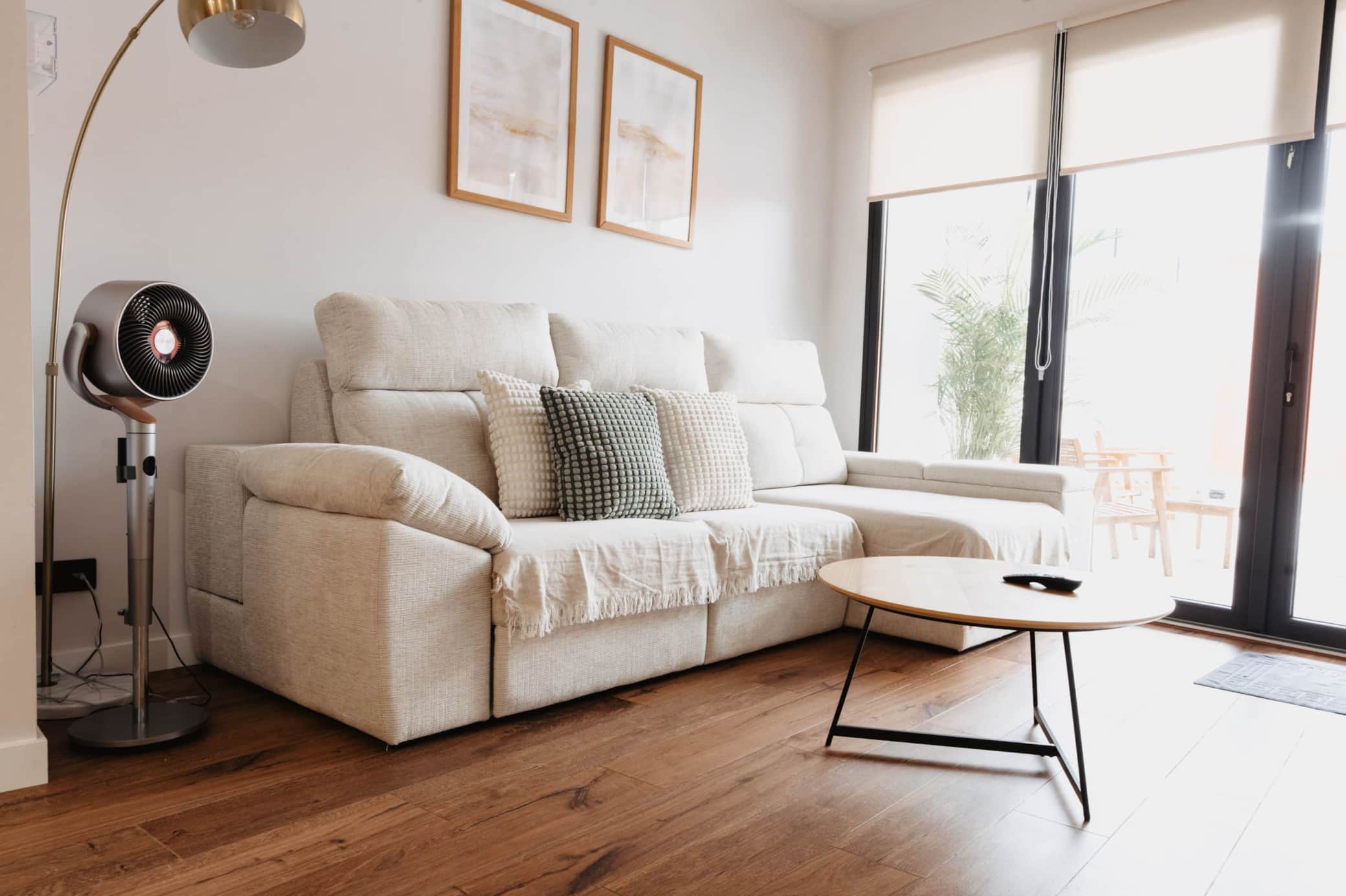 salon con vistas a la piscina en el centro de merida.jpg
