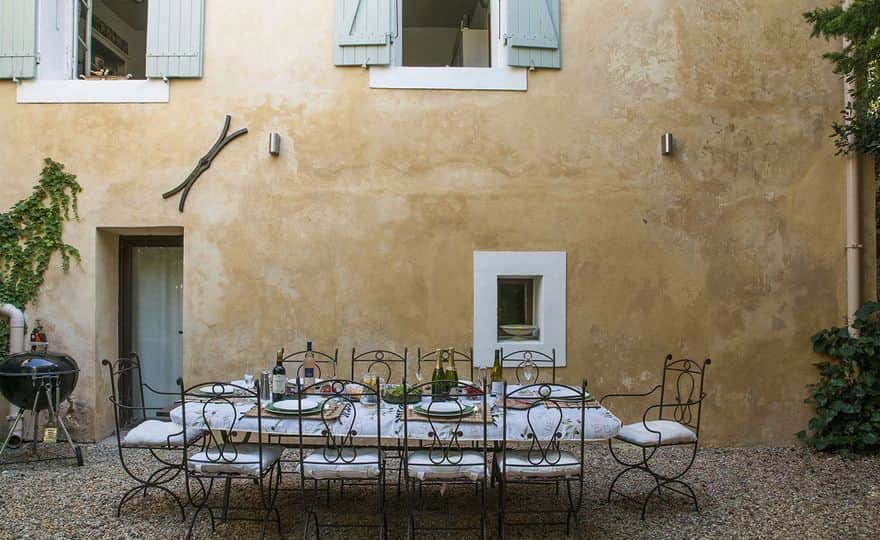 Table et chaises pour 10 personnes maximum