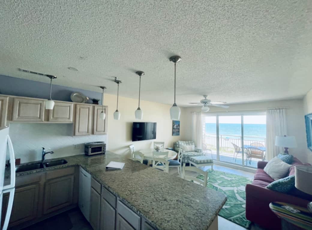Kitchen, Living Room ~ the view! Kitchen, Living Room ~ the view!