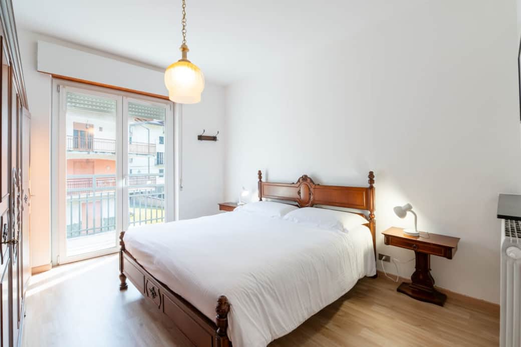 Camera con letto matrimoniale, grande armadio e balcone privato