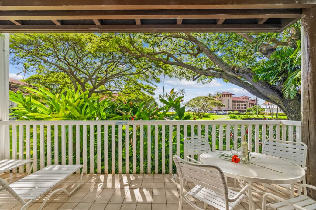 Lanai-Breathe in the beauty of nature from this serene balcony view.Perfect for relaxation!!