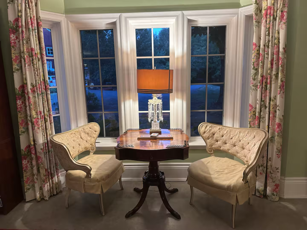 Cozy seating area with distinctive Art Deco furniture, ideal for games and relaxing. Cozy seating area with distinctive Art Deco furniture, ideal for games and relaxing.