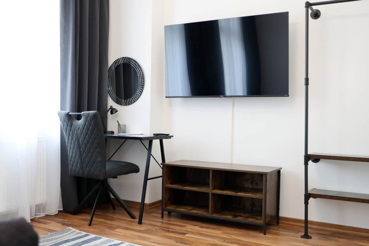 Arbeitsplatz und TV im Schlafzimmer