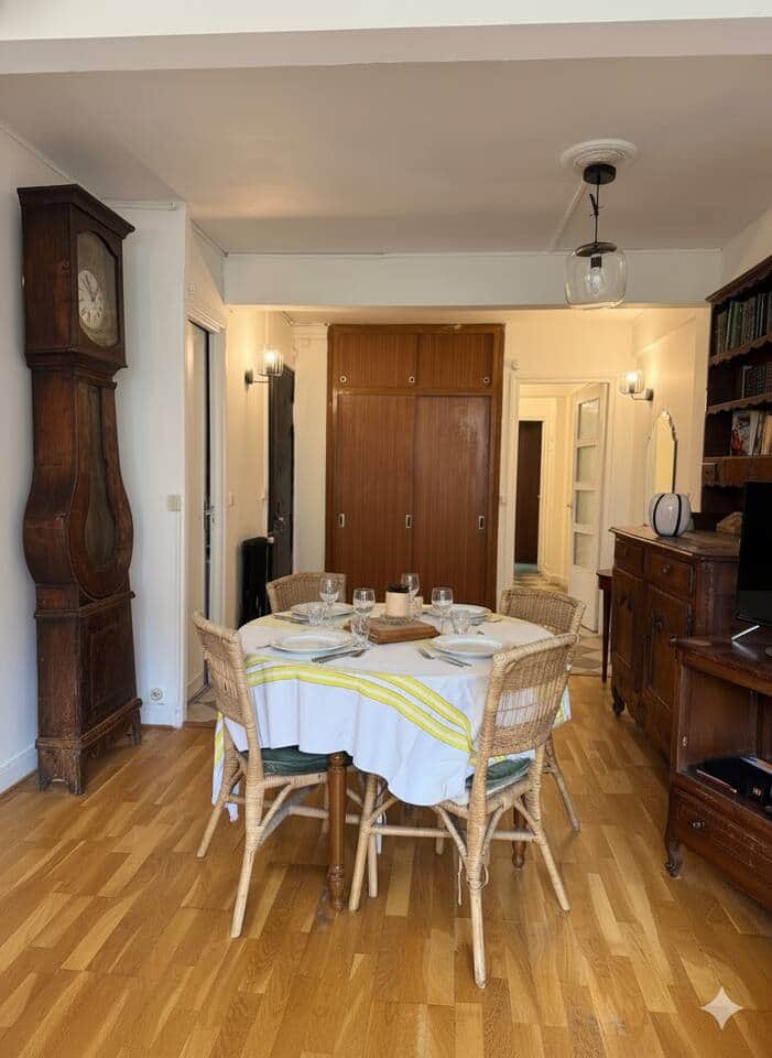 Vue ouverte du salon et de la salle à manger depuis l'entrée.