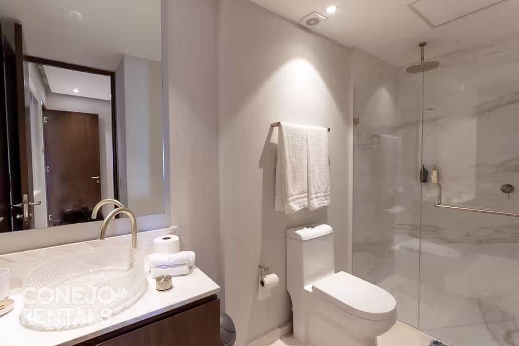 Baño de habitación KS con diseño moderno y acabados elegantes. Sutileza y confort en Bolongo Baño de habitación KS con diseño moderno y acabados elegantes. Sutileza y confort en Bolongo