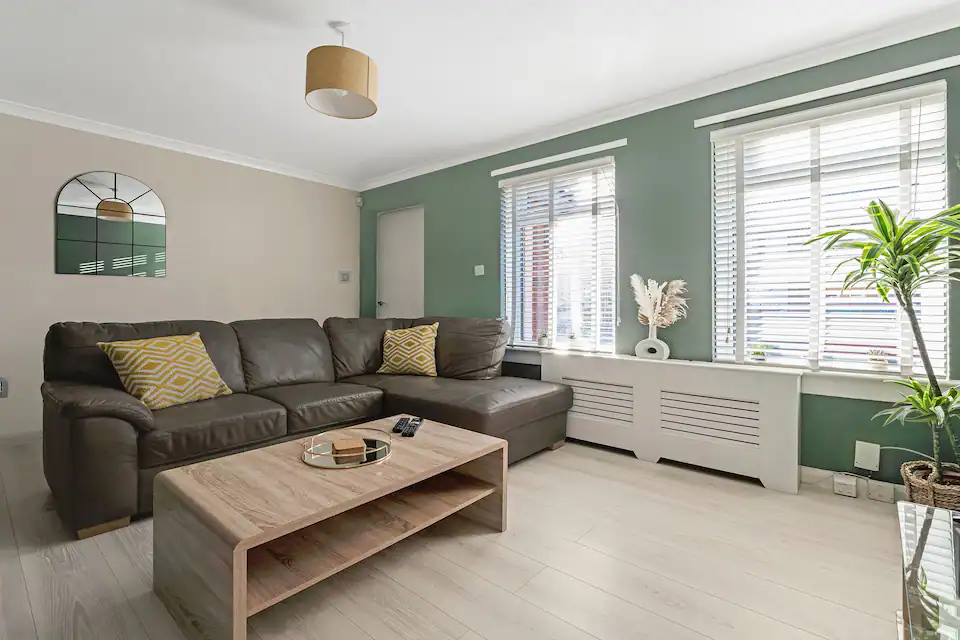 Stylish 2-Bed House Private Driveway (8)