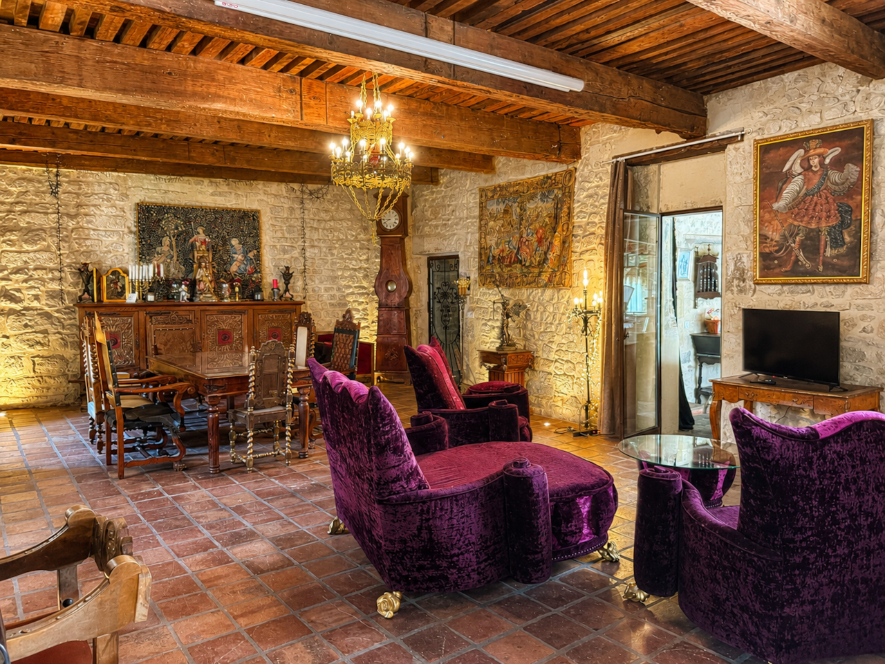 Salon, chaises, armures, cheminée