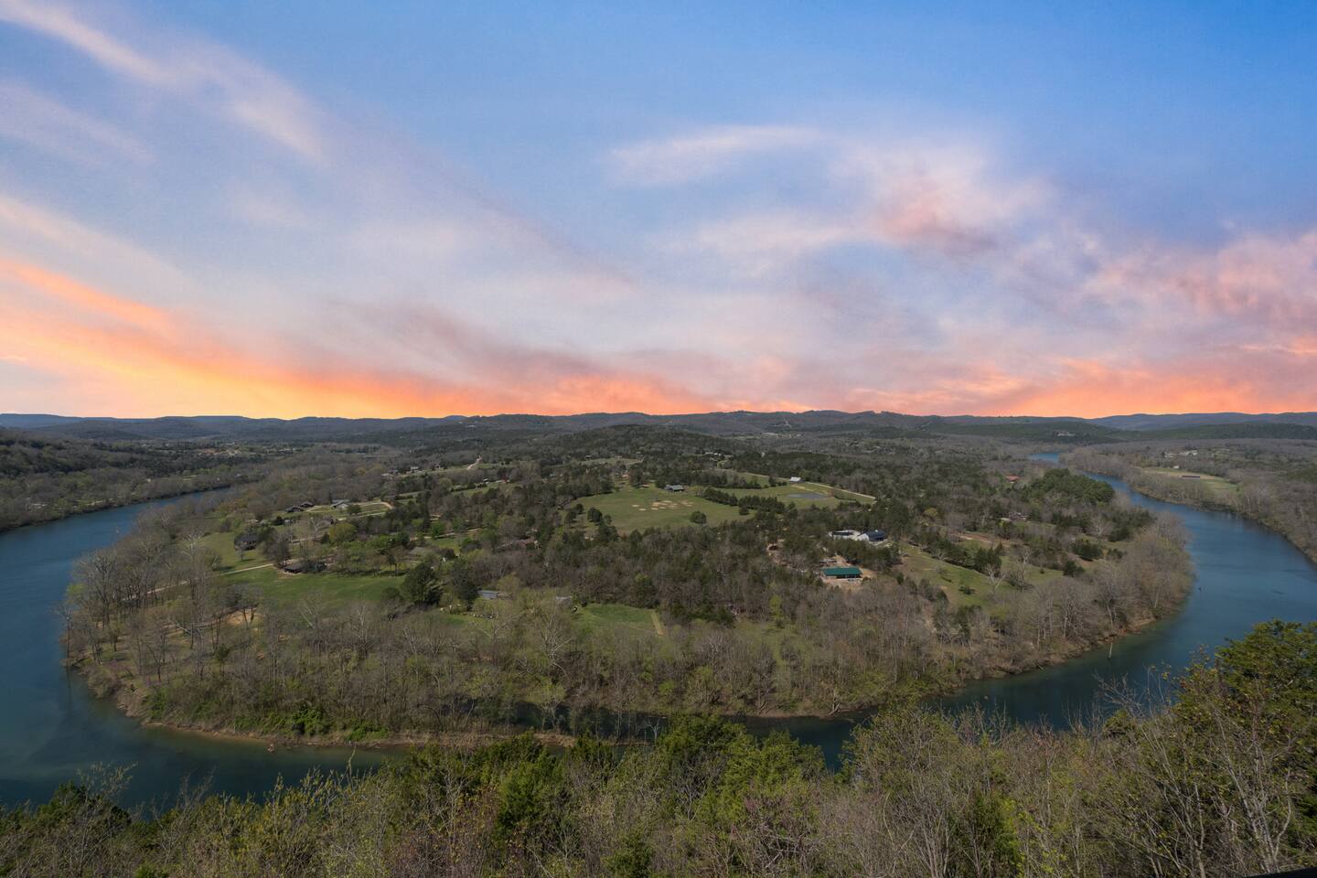 King Bed, River View, Jetted Tub