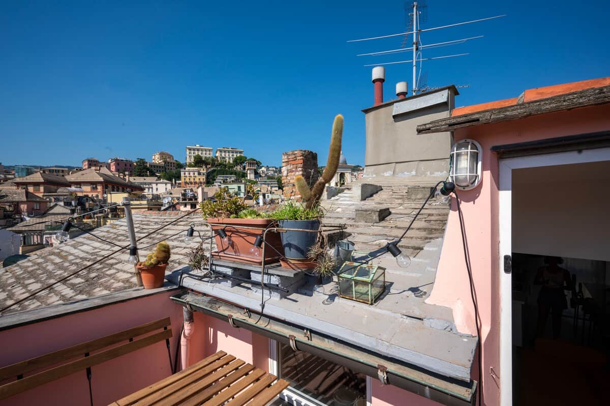Goditi il panorama unico del centro storico di Genova dal nostro terrazzo, un' oasi di pace nel cuore della città!