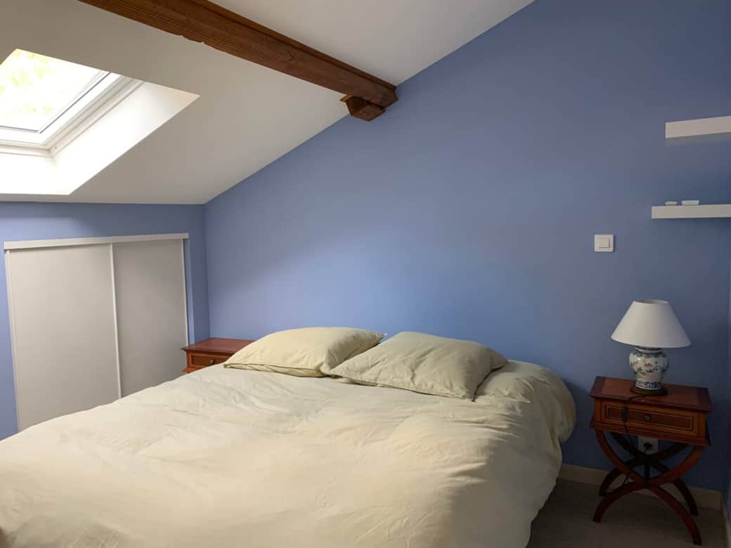 chambre chauffée et climatisée à l étage , lit double 160, vélux , store, placard de rangement, toilette au même niveau d 'étage . chambre chauffée et climatisée à l étage , lit double 160, vélux , store, placard de rangement, toilette au même niveau d 'étage .