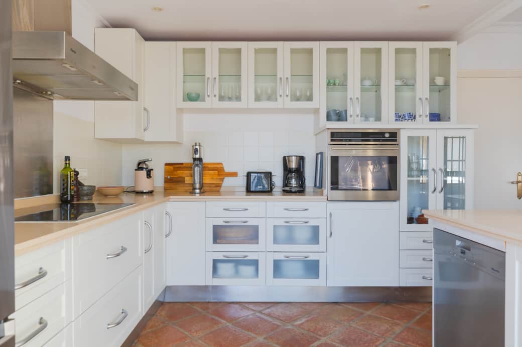 Amplia cocina totalmente equipada con electrodomésticos modernos. Amplia cocina totalmente equipada con electrodomésticos modernos.