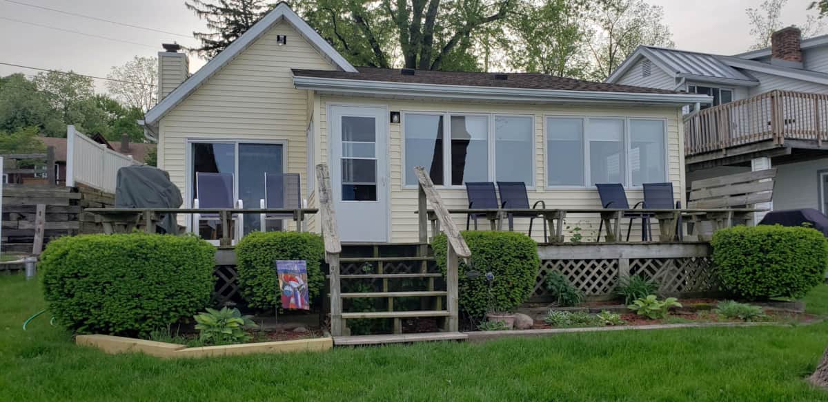 Yellow cottage on Gull Lake - vacation rental