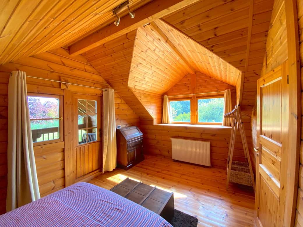 1er étage - Chambre 2pers. (Photo 1/2)
Lit 160 'Keen size'.
Vue sur les champs/forêt.
Accès balcon/terrasse privative, avec assises Lounges et table basse. 1er étage - Chambre 2pers. (Photo 1/2)
Lit 160 'Keen size'.
Vue sur les champs/forêt.
Accès balcon/terrasse privative, avec assises Lounges et table basse.