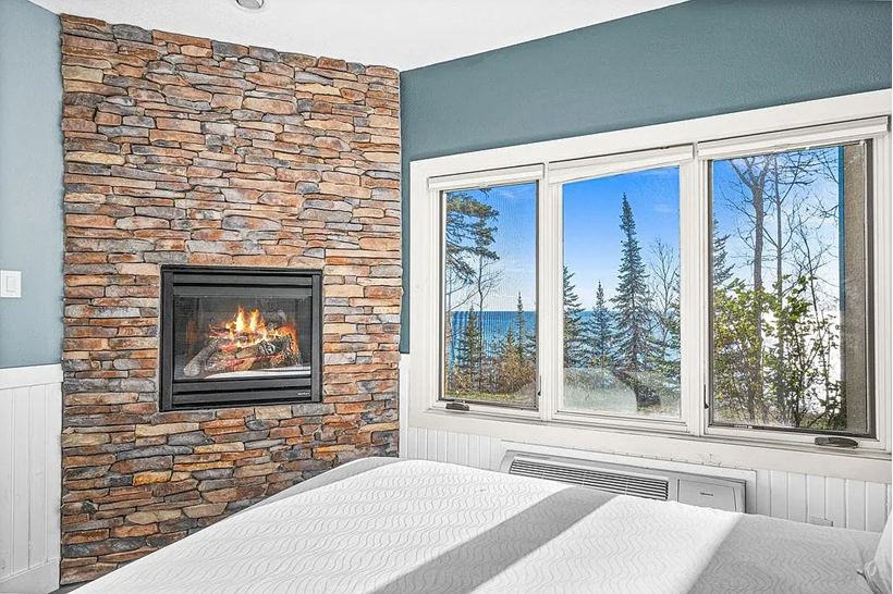 Perfect for romance + fire place & serene vibes Perfect for romance + fire place & serene vibes