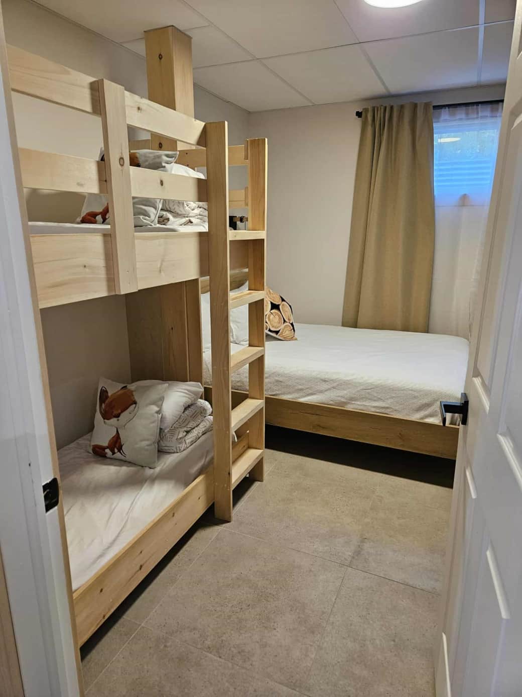 Chambre 3 (1 lit double + 2 lits enfants)