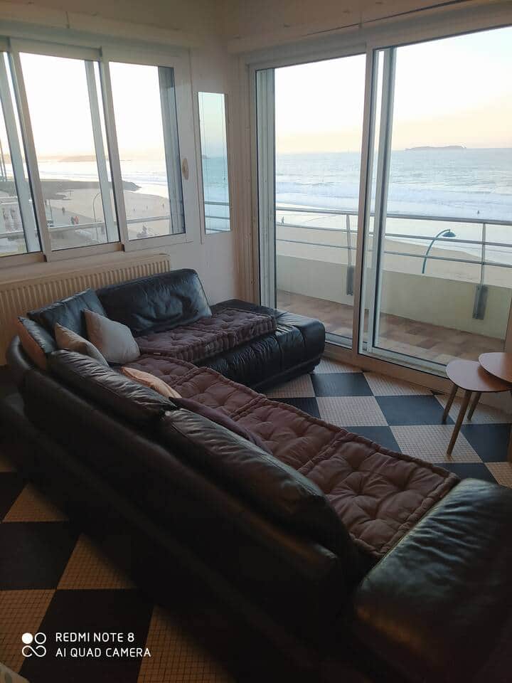 Salon avec vue en front de mer