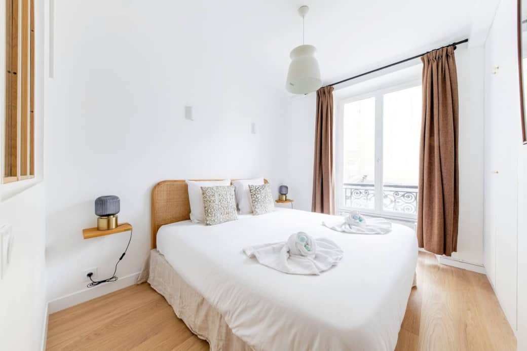 Bedroom 1 (courtyard side) Bedroom 1 (courtyard side)