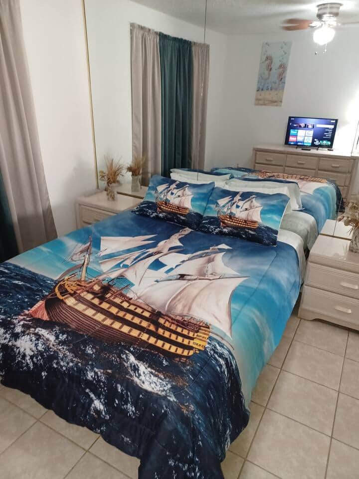 Master bedroom, featuring one queen-size bed